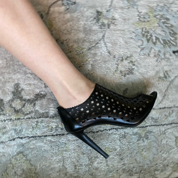 Prada Black Laser Cut Leather Peep Toe Booties Pumps Back Zip Size 39.5 - BNIB! - Picture 8 of 16